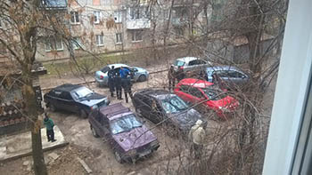 8 марта в Омске женщина разбила стекла припаркованного авто