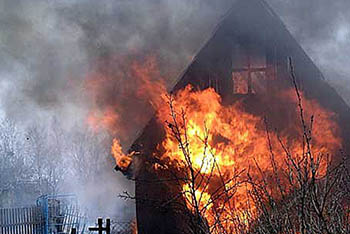Дачный дом в Омске тушили 24 пожарных