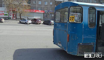 Пассажирка омского автобуса получила сотрясение мозга во время поездки