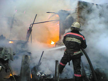В Омске горит строительный рынок на Левом берегу
