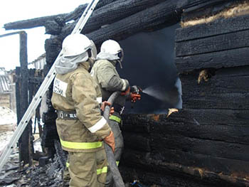 Омские пожарные спасли из горящей двенадцатиэтажки восемь человек