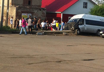 В Омске маршрутка с пассажирами врезалась в грузовик