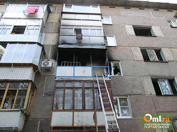 Из загоревшейся в Омске пятиэтажки эвакуировано 18 человек