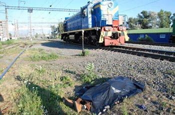 В Омской области иностранец разбился насмерть, выпав из тамбура вагона поезда