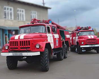 На пожар в девятиэтажке в Омске выехало пять боевых расчетов