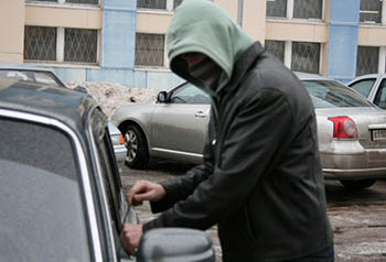 Жителя Омской области будут судить за кражу 320 тысяч рублей из сейфа магазина