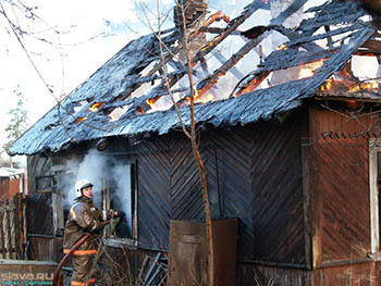 В Омске горит частный дом с автомобилем во дворе