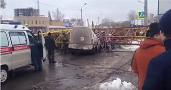 При падении крана на улице Жукова три человека погибли на месте