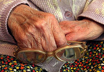92-летняя пенсионерка из Омска отдала мошенникам 100 тысяч рублей
