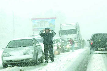 В Омске из-за выпавшего снега и гололеда бьются машины