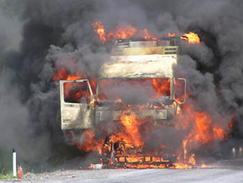 В Омской области в гараже сгорел грузовик