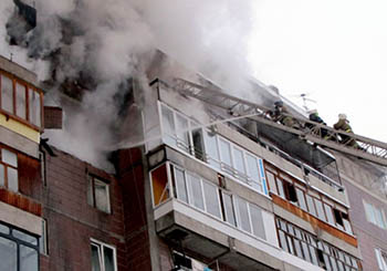 Из горящей омской 5-этажки эвакуировано 18 человек