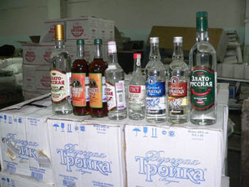 В Омске под суд идет полицейский, загнавший налево 45 тысяч бутылок портвейна