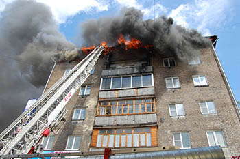 В Омске горело интернет-кафе, расположенное в подвале жилого дома