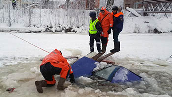 В Омске под лед Иртыша провалилась иномарка с водителем