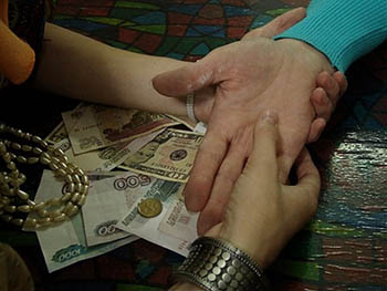 С омской пенсионерки мошенницы «сняли порчу» за 460 тысяч рублей