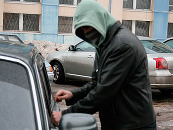 Омский полицейский задержал серийного вора, обчистившего 13 автомобилей