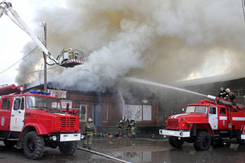 Пожар в 2-квартирном доме в Омске тушили три десятка огнеборцев