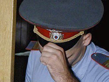 В Омске возбудили уголовное дело против полицейского, пойманного с наркотиками