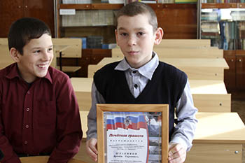 Генерал МЧС наградил 11-летнего омского школьника, спасшего брата и сестру