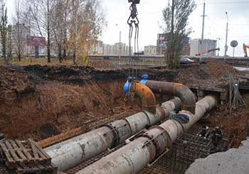 В Омске забили первую сваю для новой теплотрассы в городке Нефтяников