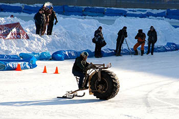 Омские байкеры устроили гонки по льду и сугробам