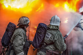Омские пожарные спасли из горящего дома восемь человек