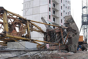 Ростехнадзор назвал причины падения в Омске башенного крана
