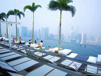 В Сингапуре открыт оригинальный отель с кораблем на крыше (фото)