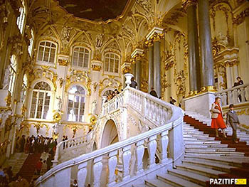 Большой Петергофский дворец изменил часы работы