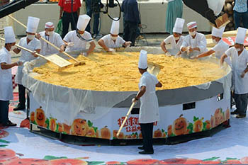 Греки испекли самый большой слоеный пирог в мире