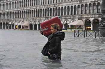 Купальному сезону в Венеции не помешало наводнение