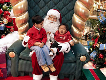 Как Дед Мороз и Санта пугают детей