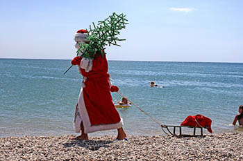 Санта Клаус забронировал триста метров на элитном пляже