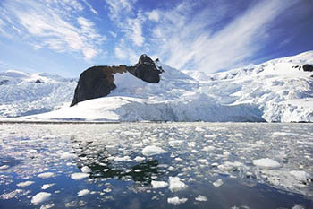 Антарктида тает от туристических потоков!