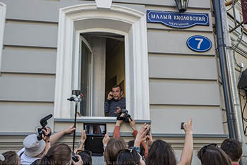 В Москве сотрудников офиса «За права человека» полиция бесцеремонно выкинула на улицу