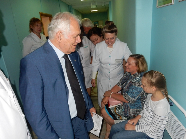 Известный врач Леонид Рошаль побывал в омских поликлиниках