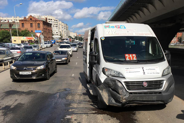 В Омске маршрутка врезалась в «тойоту», а «тойота» - в основание метромоста