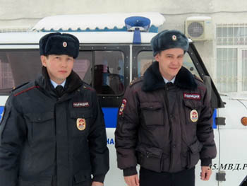 Омские полицейские спасли из горящего дома семью