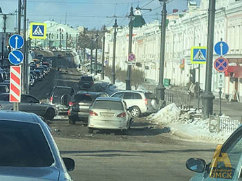 В центре Омска столкнулись пять машин