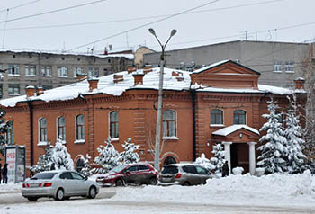 Церковь обрастает домами в центре Омска