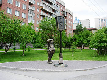 Улица Серебренниковская и памятник светофору