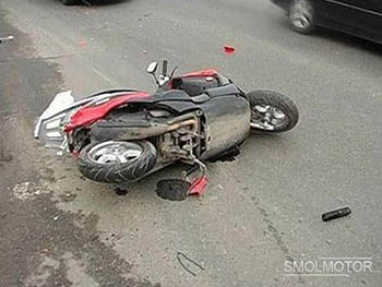В Омской области 15-летний мотоциклист сбил девушку