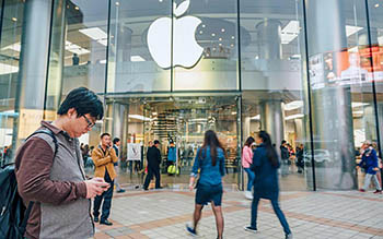 Работники Apple Store хотят денег