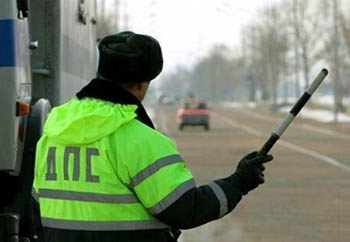 В Омске полицейский хамил и угрожал водителям