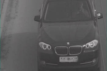 В Омске водитель BMW заклеил номер изолентой, чтобы избежать штрафа