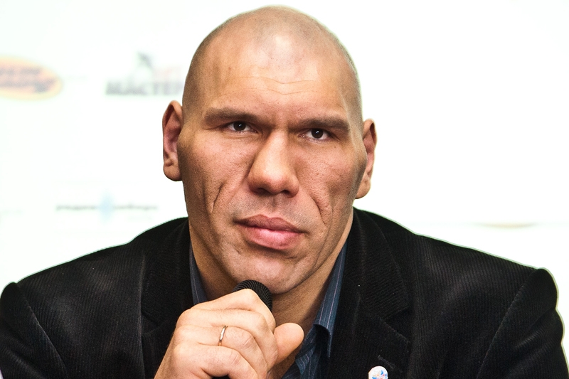 Боксер Валуев решил поддержать в Омске кунг-фу
