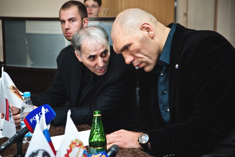 Фото 7: Боксер Валуев решил поддержать в Омске кунг-фу