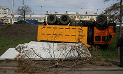 В Омске с Ленинградского моста упал грузовик